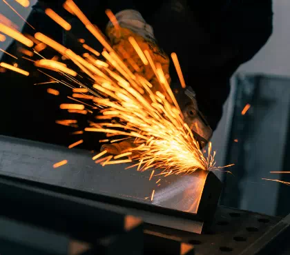 Iskry podczas spawania