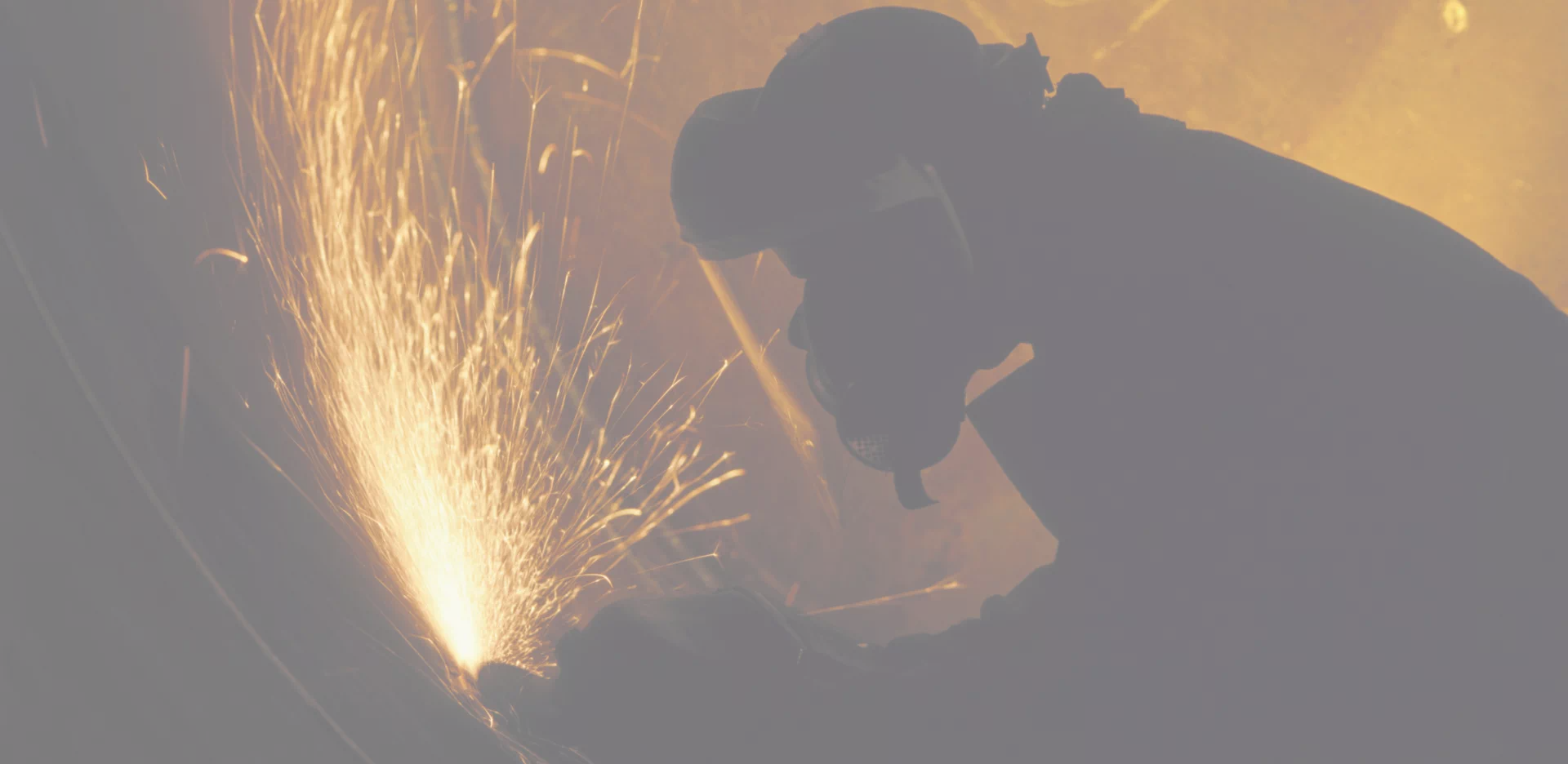 Iskry lecące z uchwytu spawarki